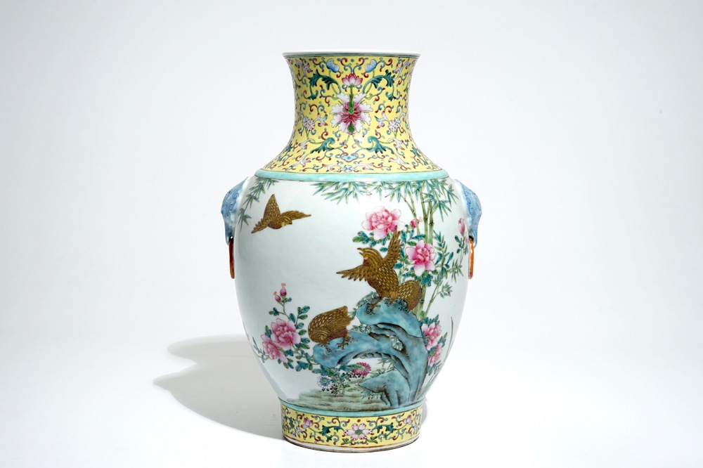Un vase de forme hu en porcelaine de Chine famille rose aux oiseaux parmi fleurs, marque de Qianlong, 19/20&egrave;me
