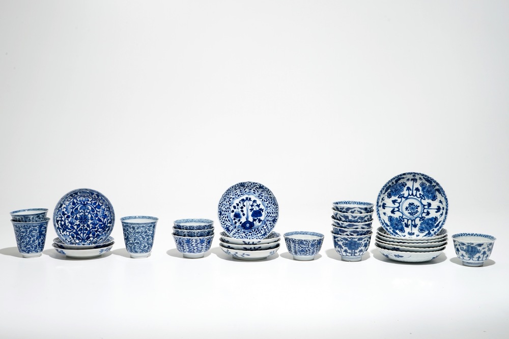 Dertien Chinese blauwwitte koppen en schotels, Kangxi en later