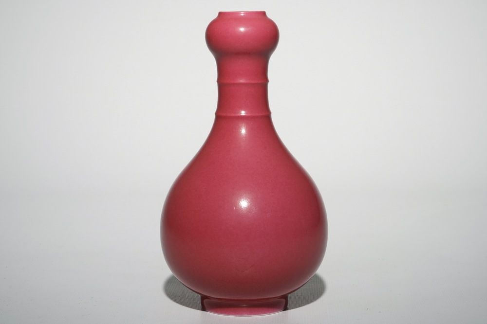 Un vase en porcelaine de Chine rouge rubis monochrome, marque de Yongzheng, 19/20&egrave;me