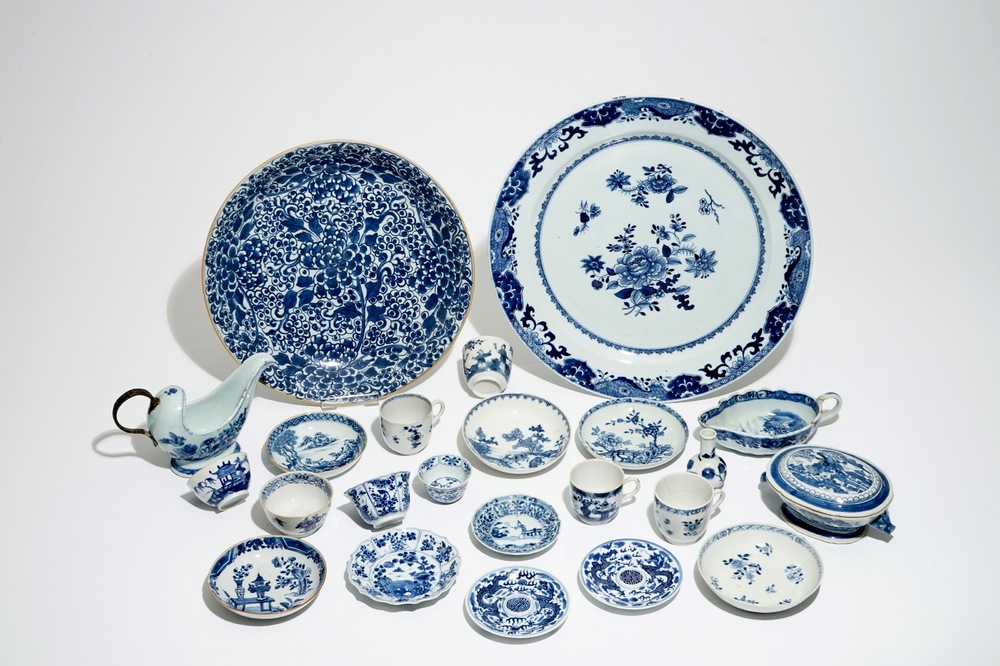 Un lot vari&eacute; en porcelaine de Chine bleu et blanc comprenant plats, tasses et soucoupes et sauci&egrave;res, 18/19&egrave;me