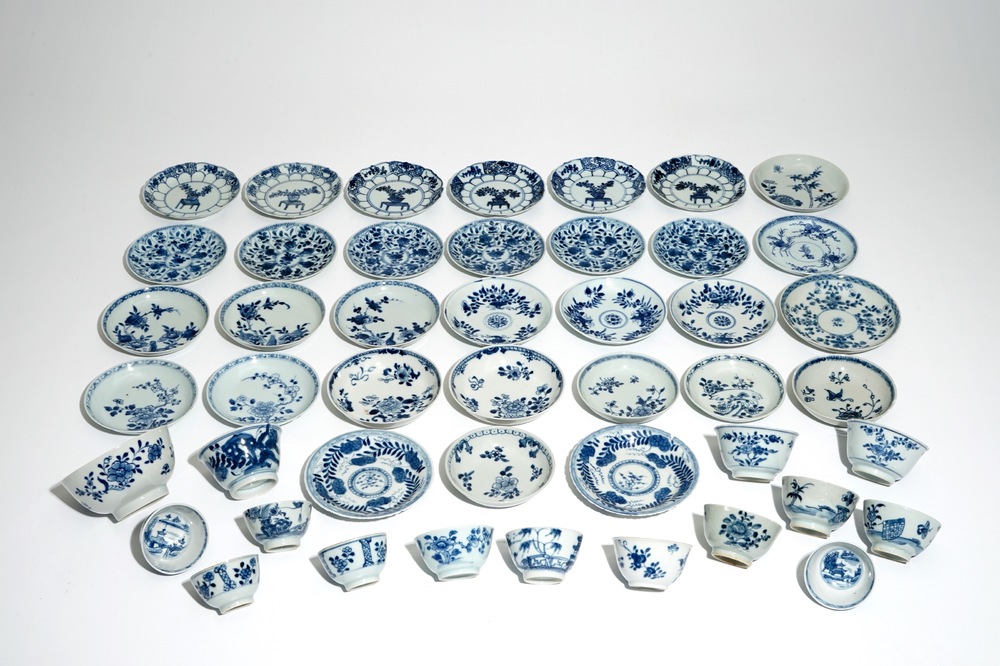 Un bol, quatorze tasses et 31 soucoupes en porcelaine de Chine bleu et blanc, Kangxi et post&eacute;rieur