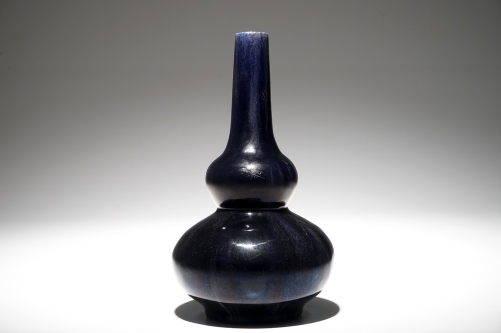 Un vase de forme double gourde en porcelaine de Chine monochrome indigo, 19/20&egrave;me