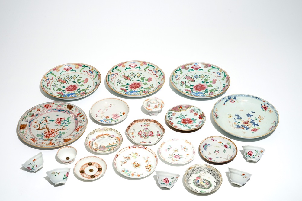 Cinq plats, neuf soucoupes et sept tasses en porcelaine de Chine famille rose, Yongzheng/Qianlong