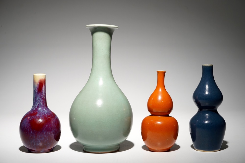 Quatre vases en porcelaine de Chine monochrome, 19/20&egrave;me