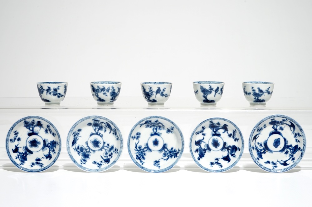 Een set van vijf Chinese blauwwitte koppen en schotels met vogels en bloemen, Kangxi