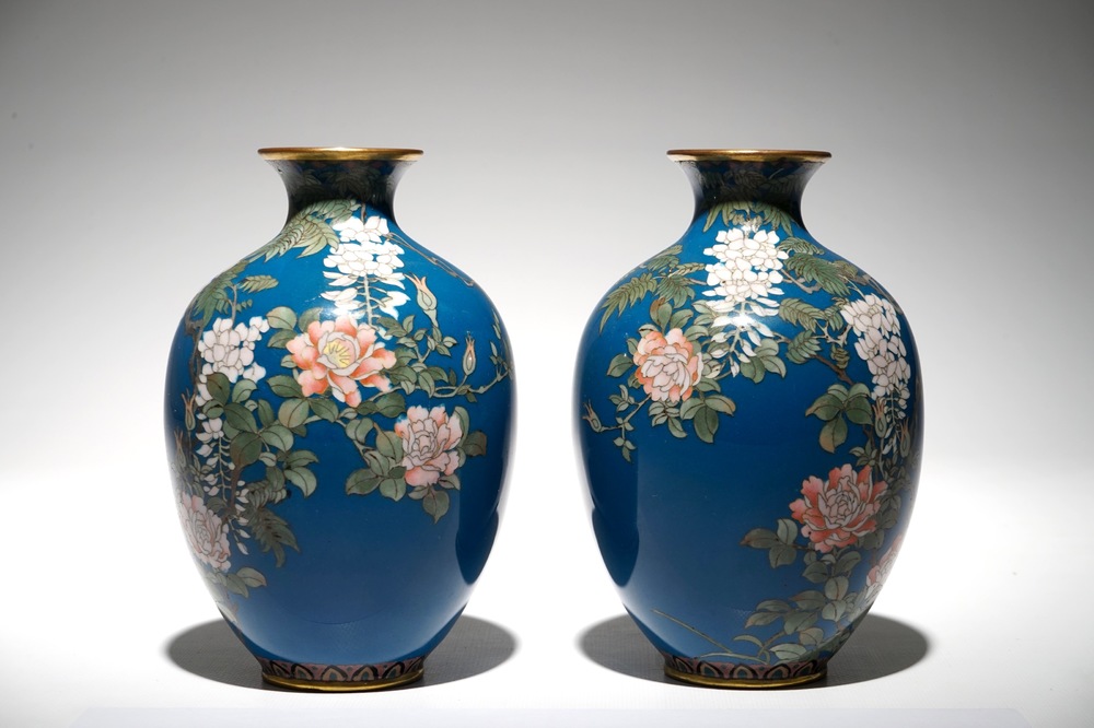 Een paar Japanse cloisonn&eacute; vazen met blauwe fondkleur, Meiji, eind 19e eeuw