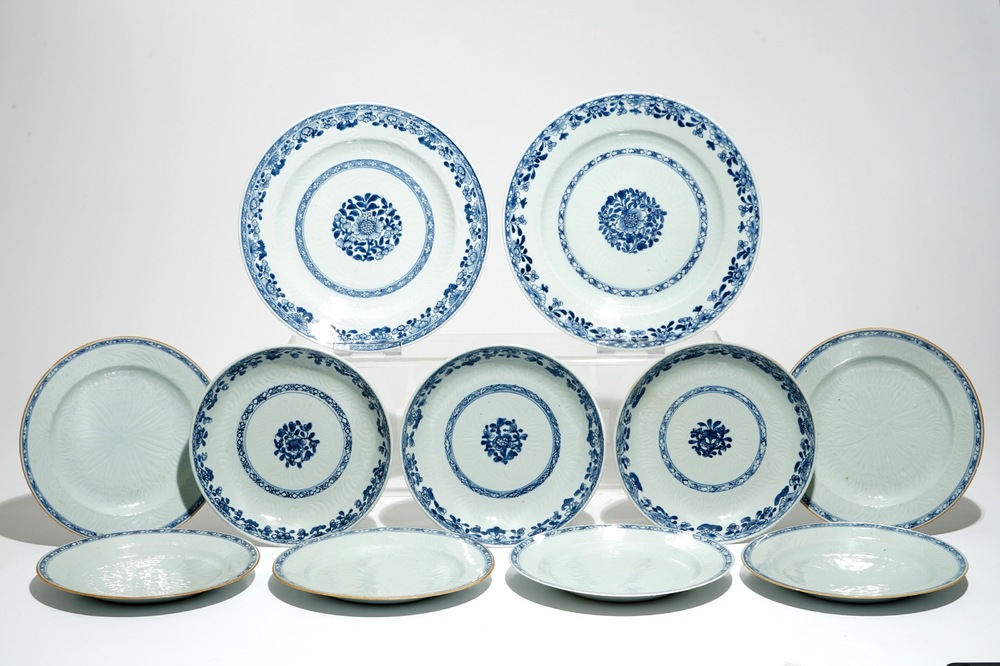 Onze assiettes en porcelaine de Chine bleu et blanc &agrave; d&eacute;cor incis&eacute;, Qianlong