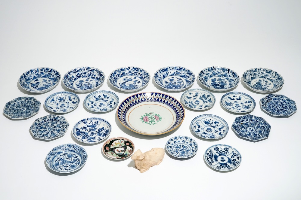 Vingt-et-une assiettes en porcelaine de Chine bleu et blanc, la plupart Kangxi, et un mod&egrave;le d'un b&eacute;lier, dynastie Han