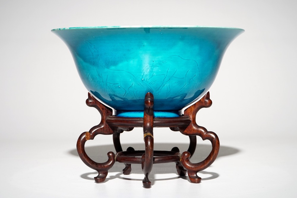 Un bol en porcelaine de Chine turquoise monochrome &agrave; d&eacute;cor incis&eacute; de chevaux, marque de Kangxi, 19/20&egrave;me