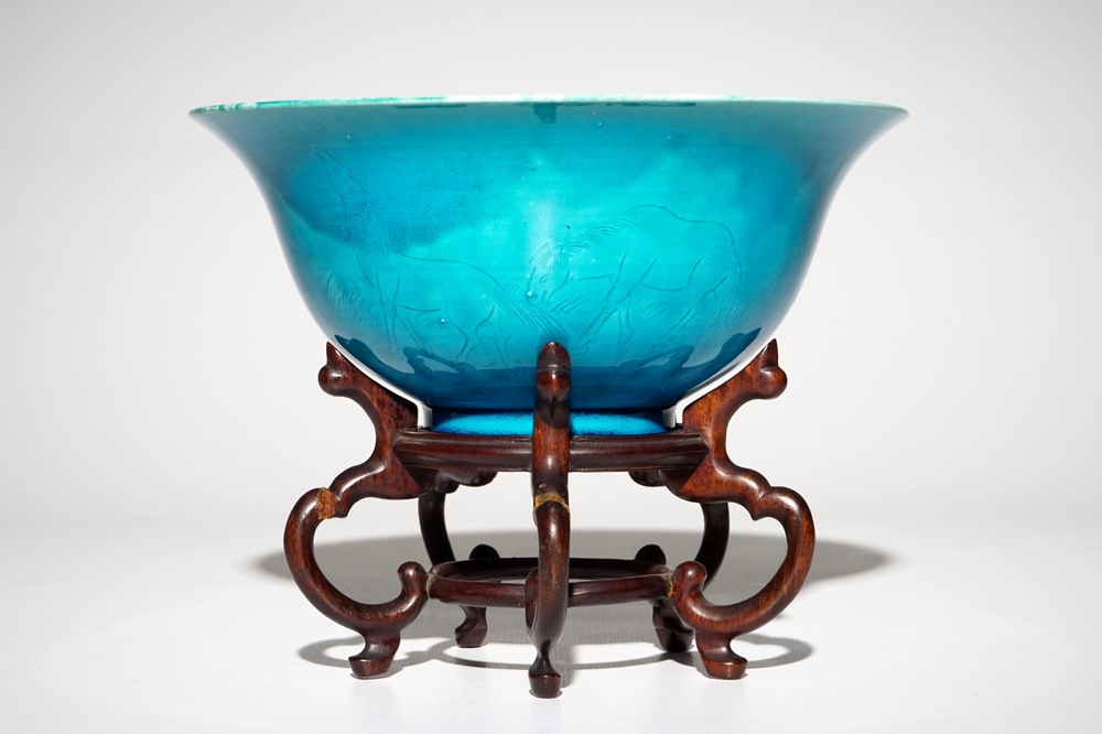 Een Chinese monochrome turquoise kom met onderglazuur decor van paarden, Kangxi merk, 19/20e eeuw