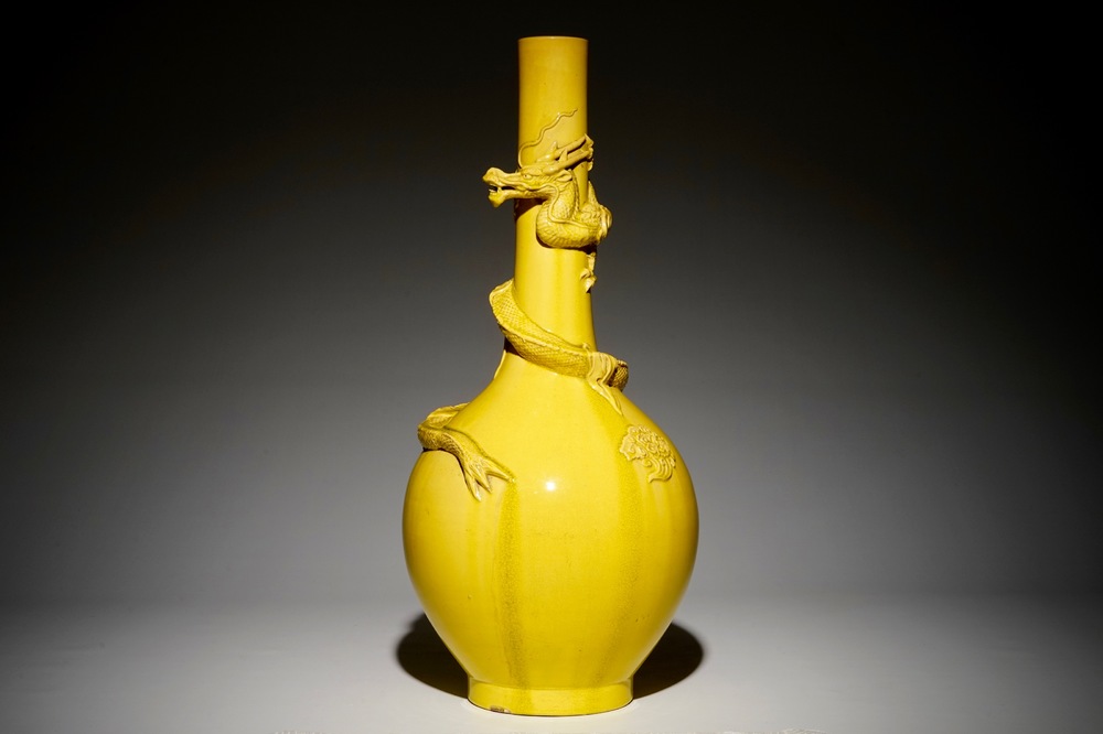 Un vase en porcelaine Awaji jaune monochrome au dragon en relief, Japon, &eacute;poque Meiji, 19&egrave;me