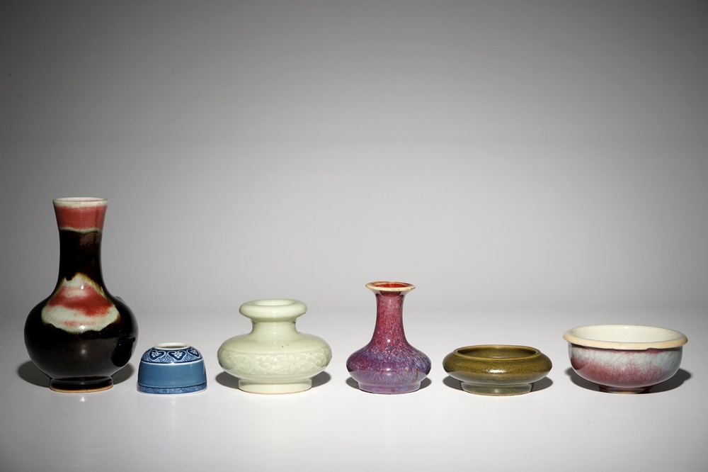 Trois vases et trois lave-pinceaux en porcelaine de Chine monochrome, 19/20&egrave;me