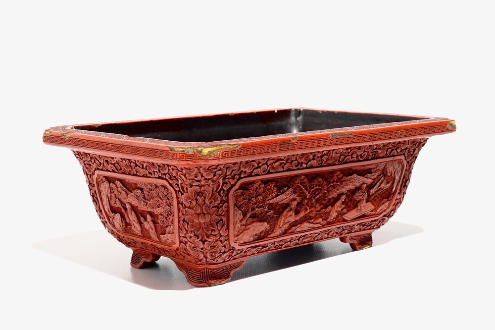 A Chinese rectangular cinnabar lacquer jardiniere, 18/19th C.