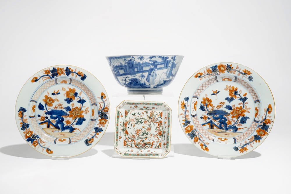 Un bol en porcelaine de Chine bleu et blanc, une coupe famille verte et une paire d'assiettes de style Imari, Qianlong