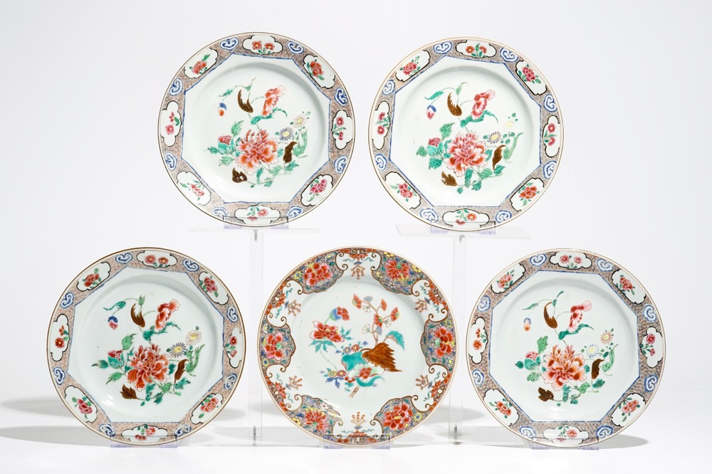 Cinq assiettes en porcelaine de Chine famille rose &agrave; d&eacute;cor floral, Qianlong
