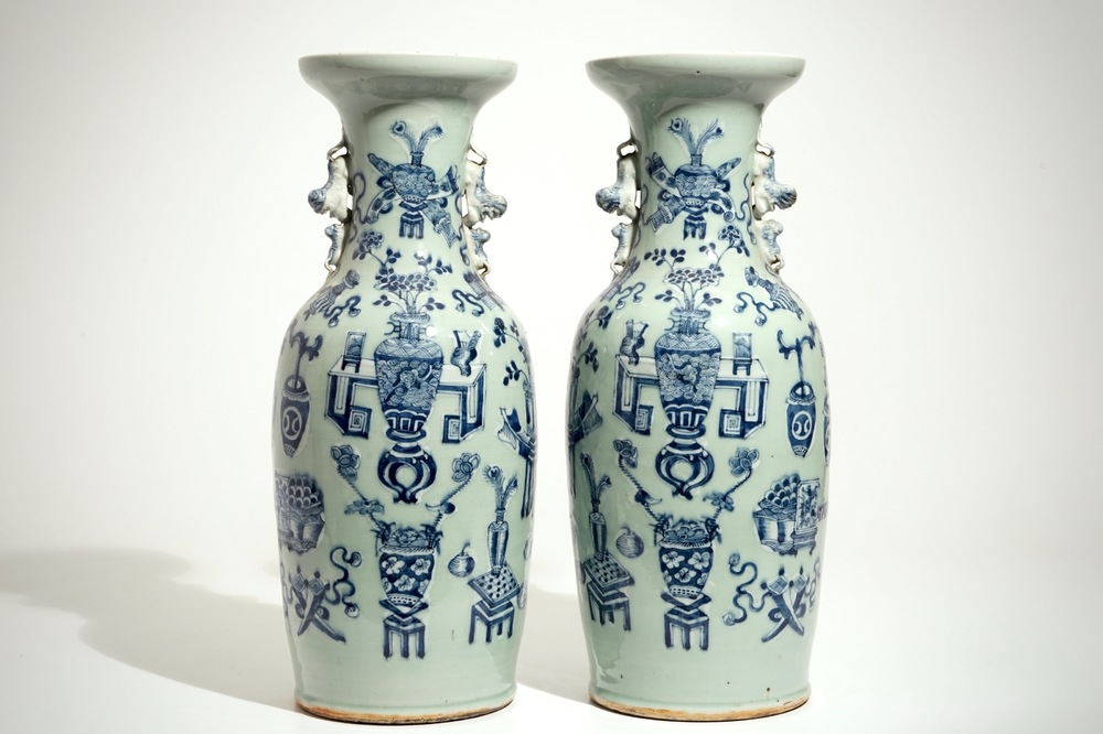 Une paire de grands vases en porcelaine de Chine bleu et blanc sur fond c&eacute;ladon, 19&egrave;me