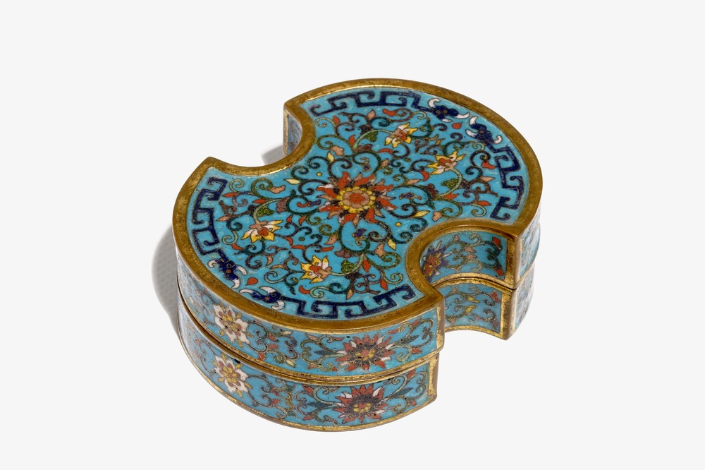 Een Chinese cloisonn&eacute; dekseldoos, Qianlong merk, 19/20e eeuw