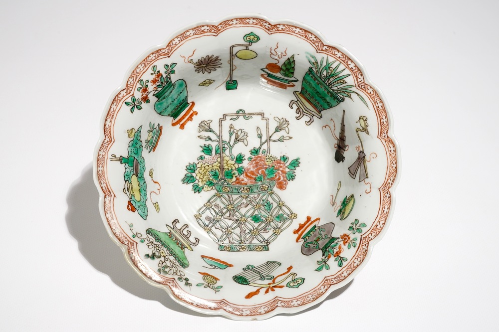 Un bol lob&eacute; en porcelaine de Chine famille verte &agrave; d&eacute;cor d'antiquit&eacute;s, Kangxi