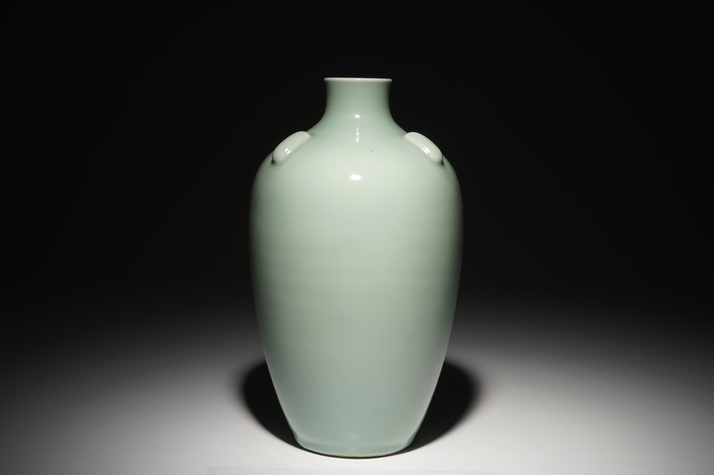 Un vase en porcelaine de Chine monochrome c&eacute;ladon, marque de Qianlong, 19/20&egrave;me