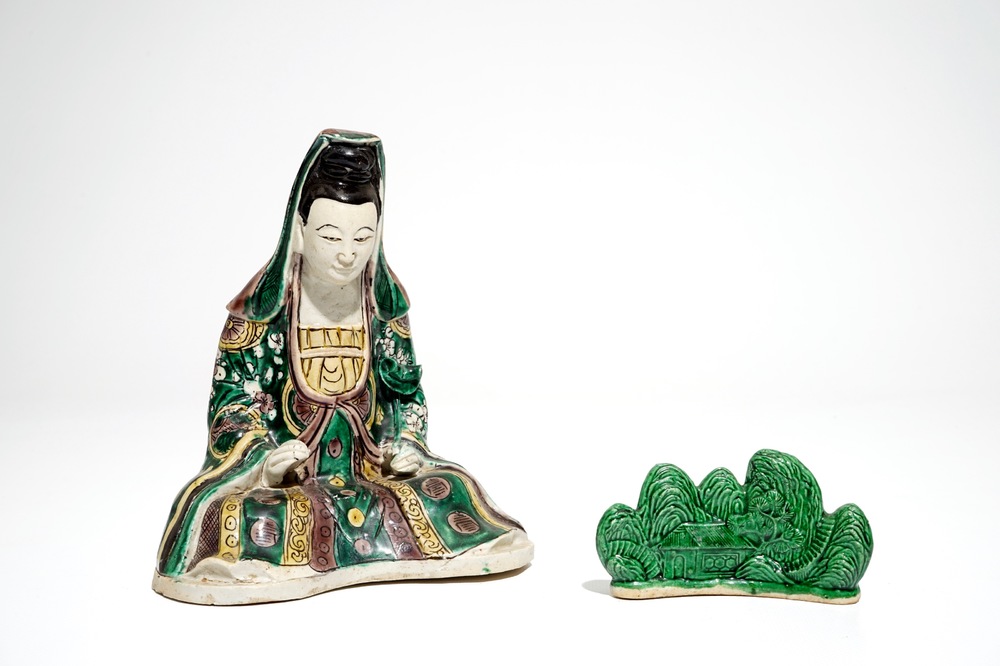 A Chinese verte biscuit model of a Guanyin, Kangxi and a green-glazed brush rest, 19th C.
