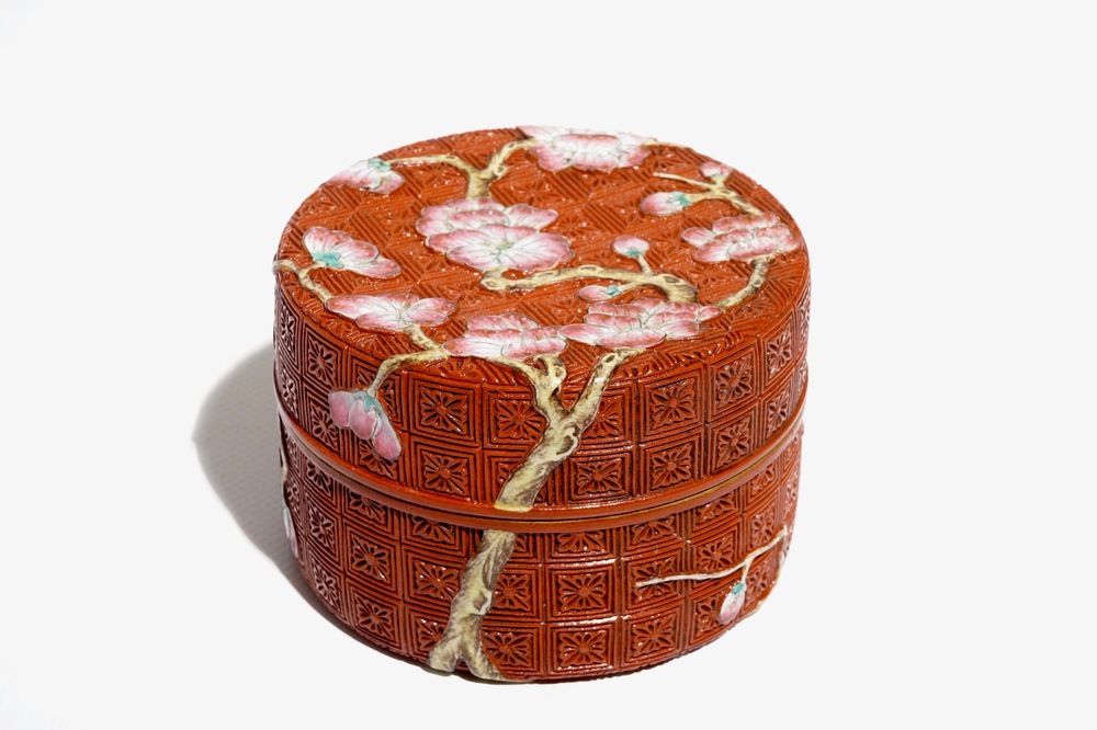Een Chinese porseleinen imitatie lakwerk dekseldoos met prunustakken, 19/20e eeuw