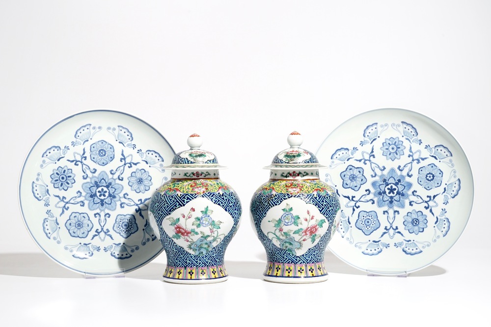 Een paar Chinese famille rose dekselvazen, 19e eeuw, en een paar blauwwitte schotels, 20e eeuw