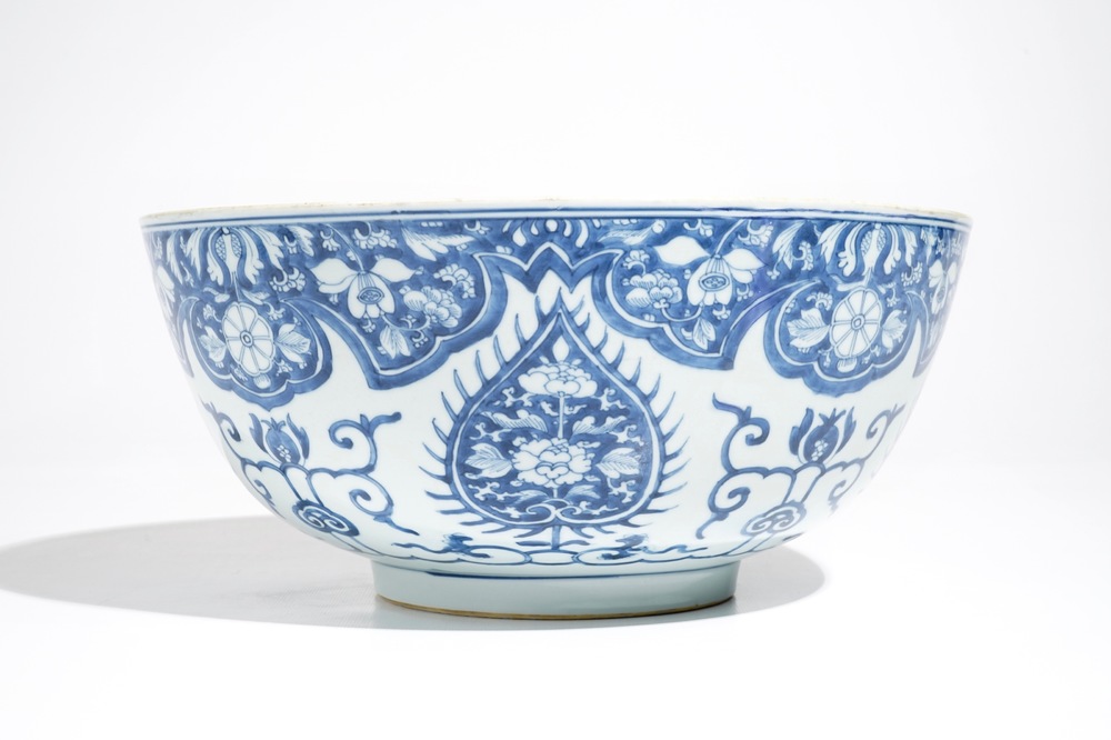 Een grote Chinese blauwwitte kom met ornamentdecor, Kangxi
