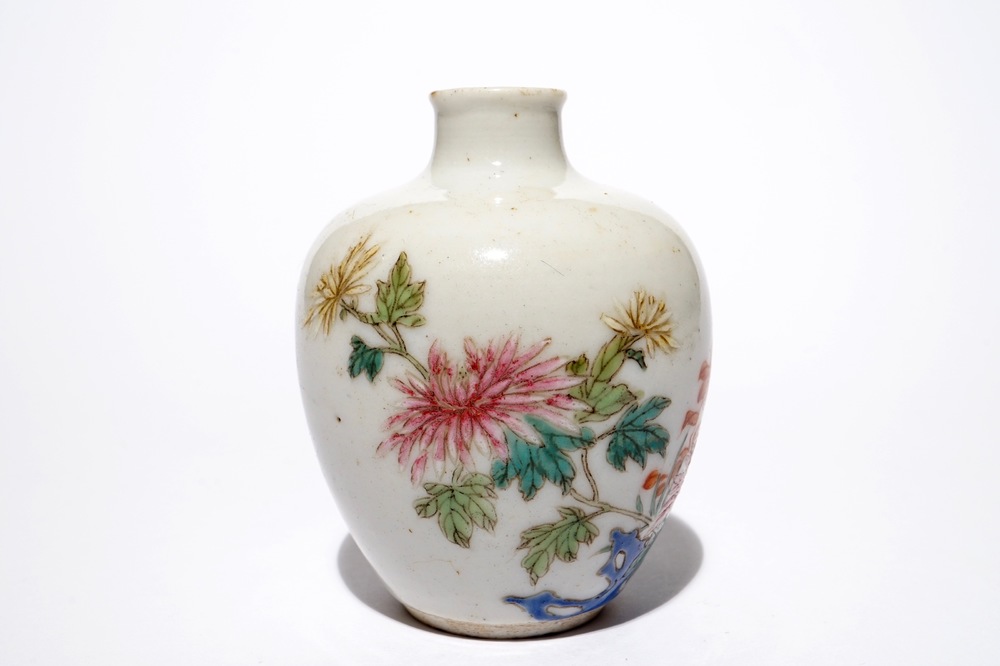 Une tabati&egrave;re en porcelaine de Chine famille rose, marque de Qianlong, 19/20&egrave;me