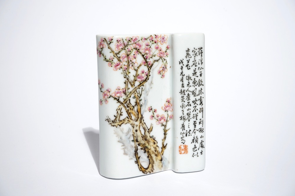 Un repose-poignet en porcelaine de Chine famille rose avec calligraphie, 20&egrave;me