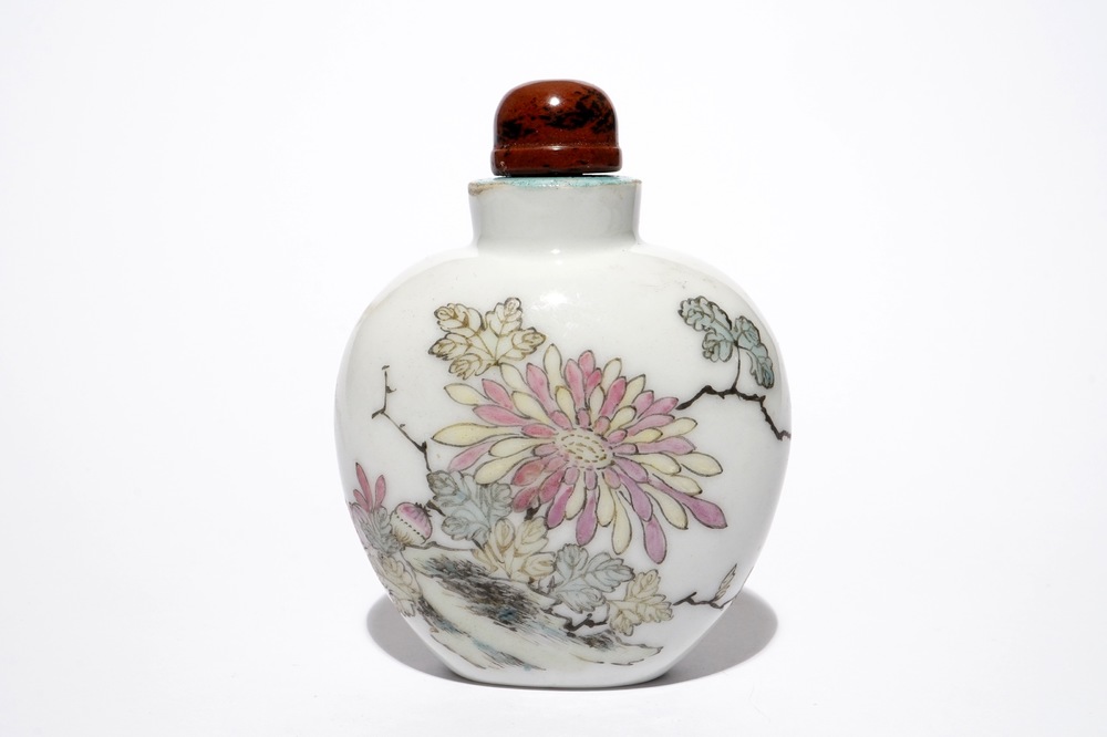 A Chinese qianjiang cai snuff bottle with calligraphy and flowers, 19/20th C.