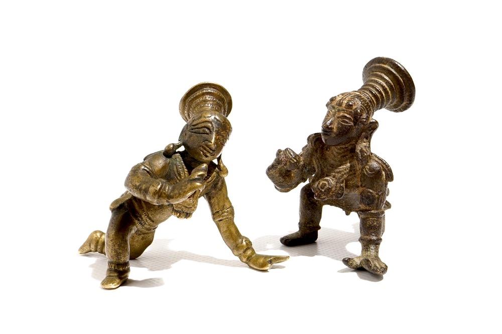 Twee kleine bronzen figuren van &ldquo;Bala Krishna&rdquo;, India, 17e en 19e eeuw