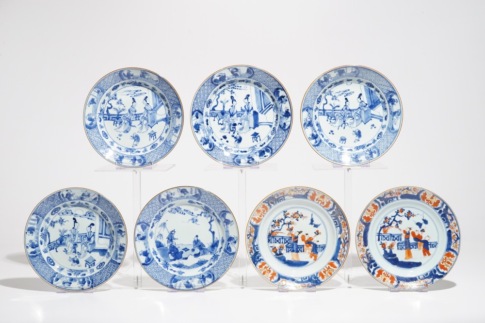Zeven Chinese blauwwitte en Imari-stijl borden, Kangxi/Yongzheng