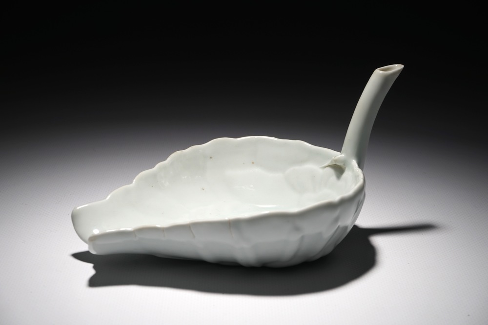 Une coupe en forme de feuille de lotus en porcelaine blanc de Chine, 19/20&egrave;me