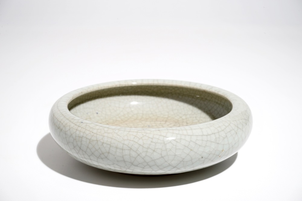 Un lave-pinceaux en porcelaine de Chine monochrome craquel&eacute;e, 19/20&egrave;me