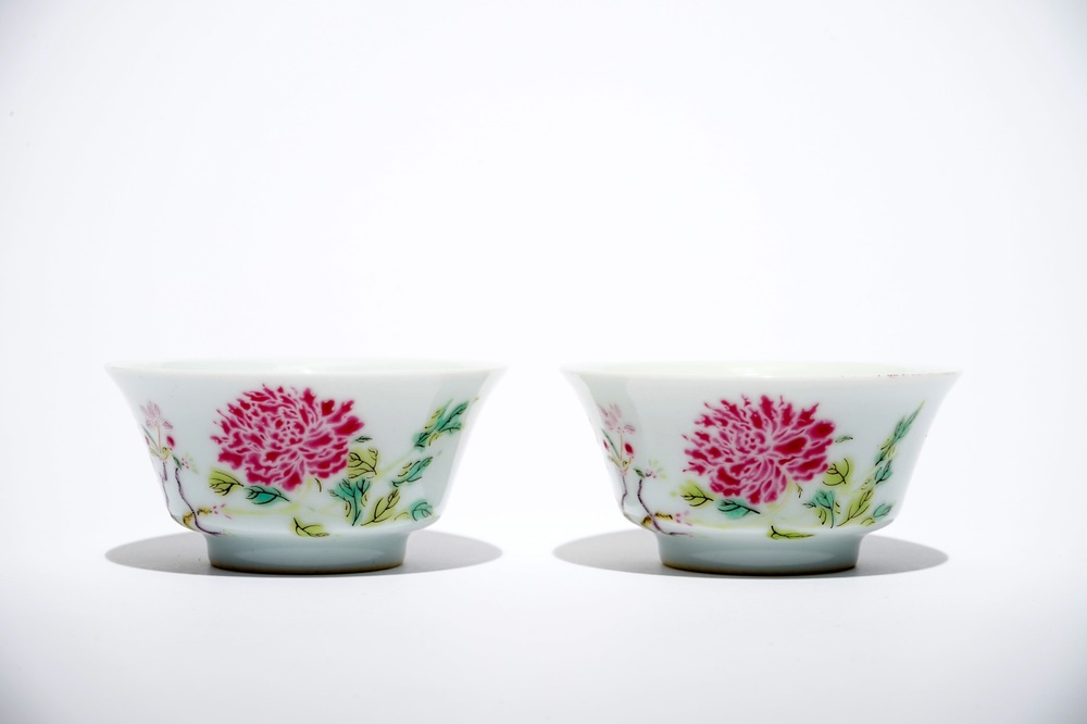 Une paire de bols &agrave; th&eacute; en porcelaine de Chine famille rose, marque de Yongzheng, 20&egrave;me