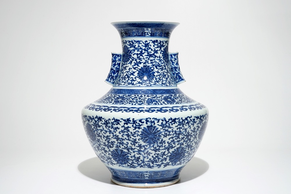 Un vase de forme hu en porcelaine de Chine bleu et blanc, marque de Qianlong, 19&egrave;me