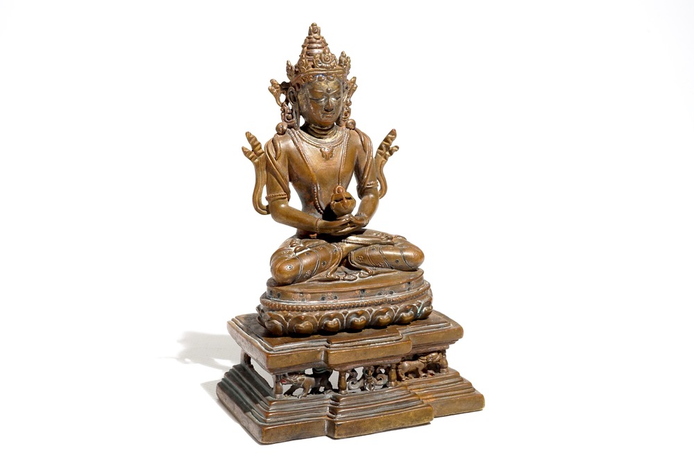 Un mod&egrave;le de Bouddha Amitayus sur tr&ocirc;ne en lotus en bronze sino-tib&eacute;tain, 19&egrave;me