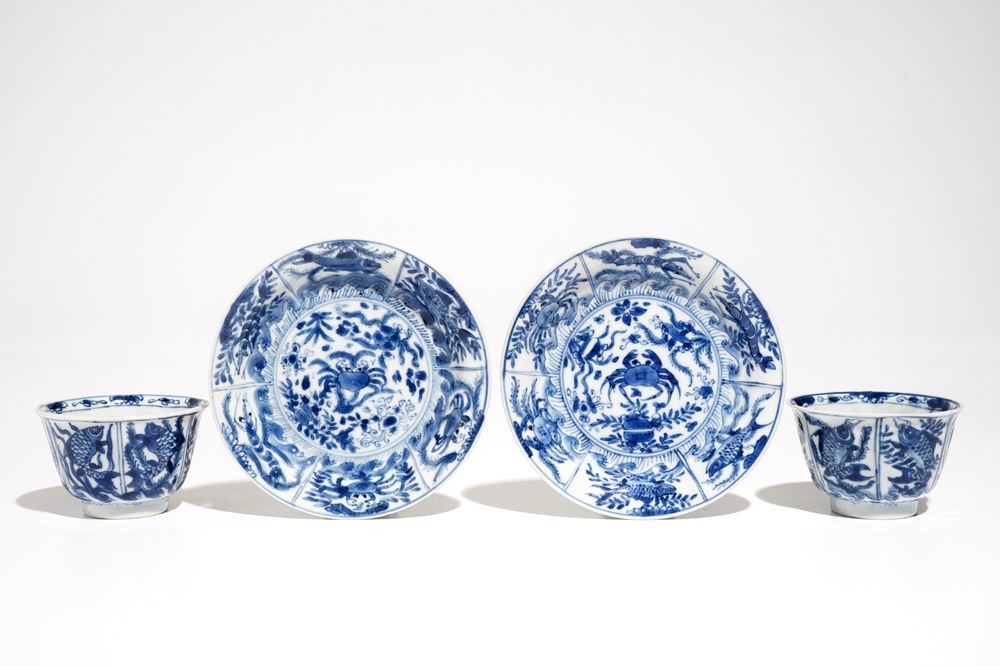 Une paire de tasses et soucoupes en porcelaine de Chine bleu et blanc aux crabes et poissons, Kangxi