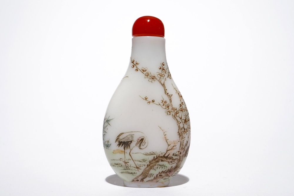 Une tabati&egrave;re en verre &agrave; d&eacute;cor de grues, Chine, marque de Qianlong, 19/20&egrave;me