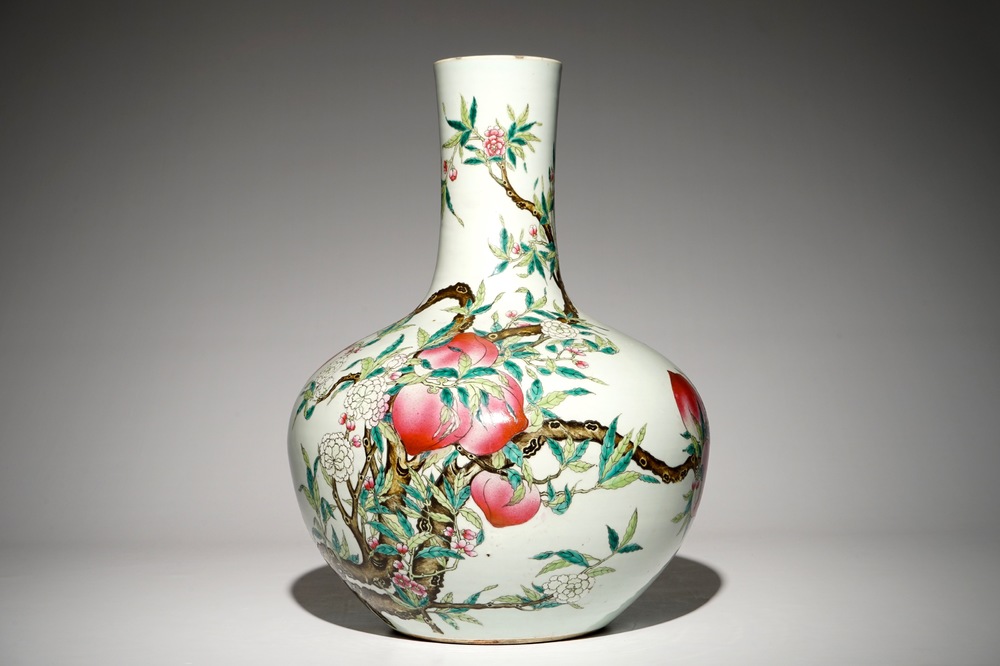 Un vase de forme tianqiu ping en porcelaine de Chine famille rose &agrave; d&eacute;cor de &quot;Neuf p&ecirc;ches&quot;, marque de Guangxu, 19/20&egrave;me