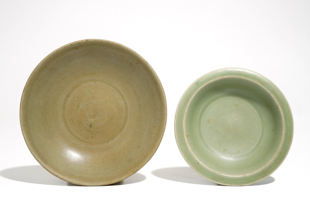Deux coupes lotus en porcelaine de Chine c&eacute;ladon de Longquan, Ming