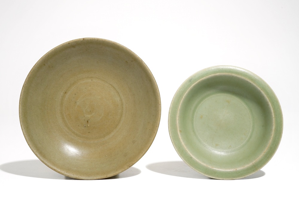 Twee Chinese Longquan celadon borden met lotusdecor buitenrand, Ming