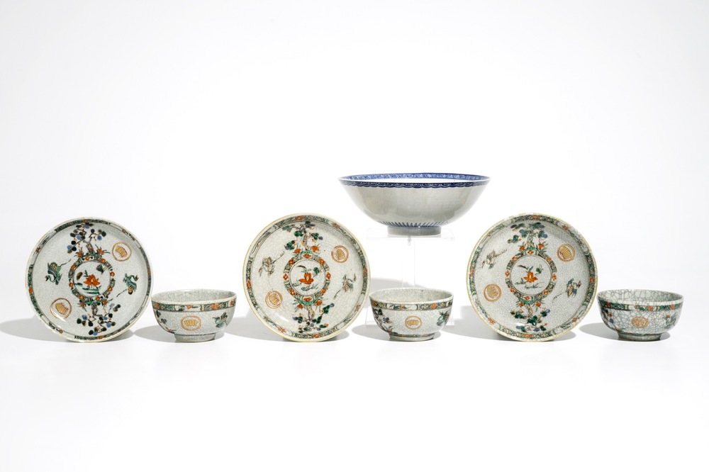 Drie Chinese famille verte craquel&eacute; glazuur koppen en schotels en een blauwwitte soft paste kom, Kangxi