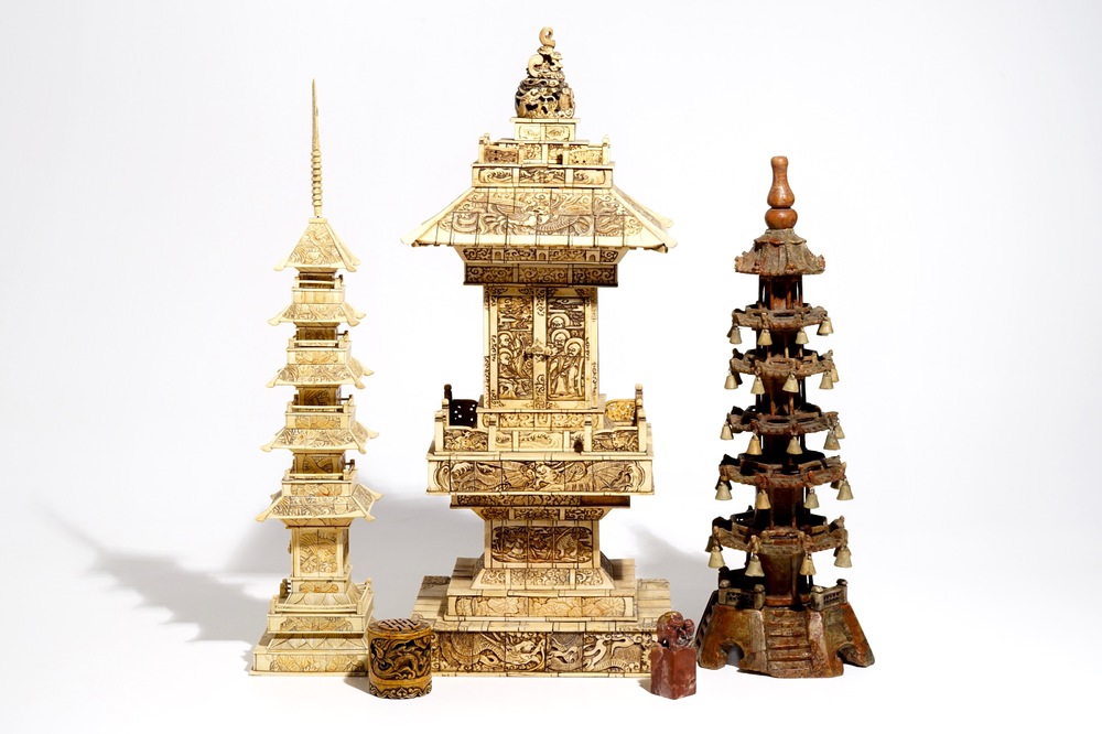 Drie grote Chinese en Japanse pagodes in been en zeepsteen, hierbij een zeepsteen zegel en dekseldoosje, 19/20e eeuw