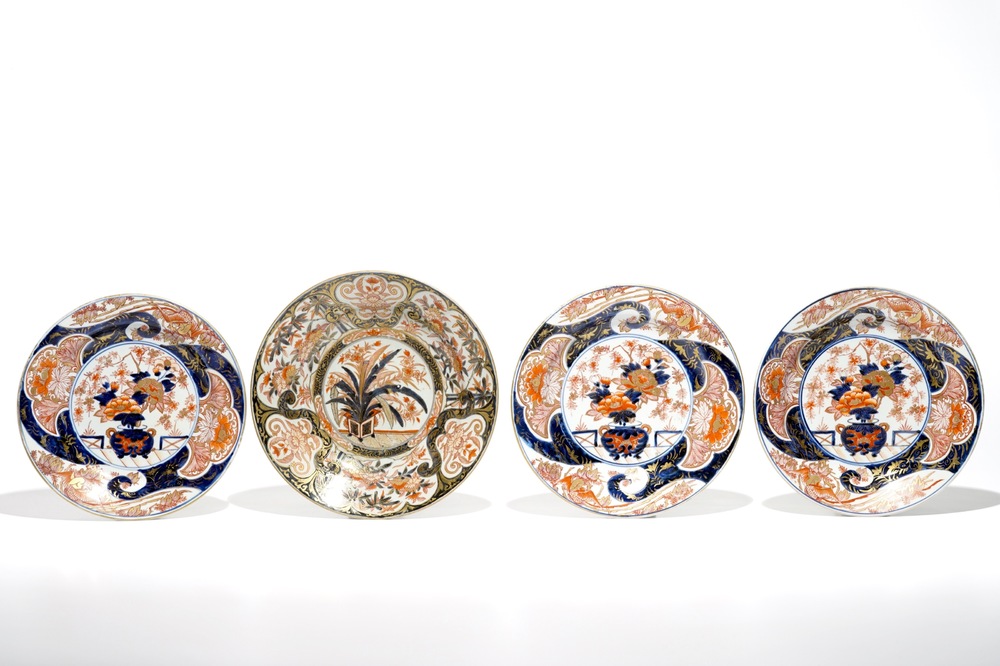 Four Japanese Imari chargers with floral design, Edo, 18th C.