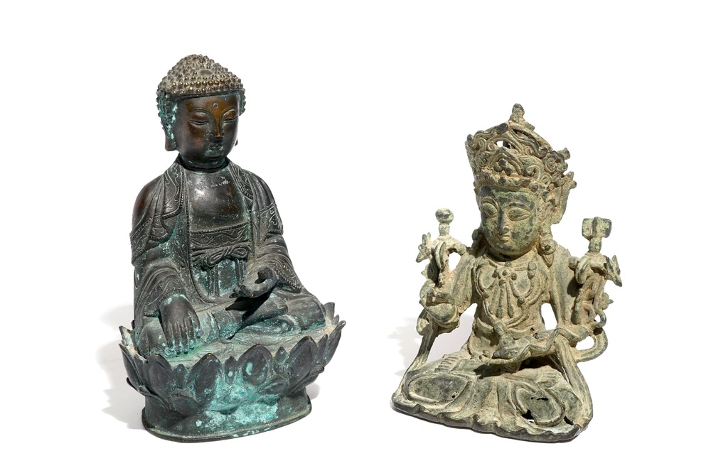 Twee Chinese bronzen figuren van Boeddha en Guanyin, Ming en later