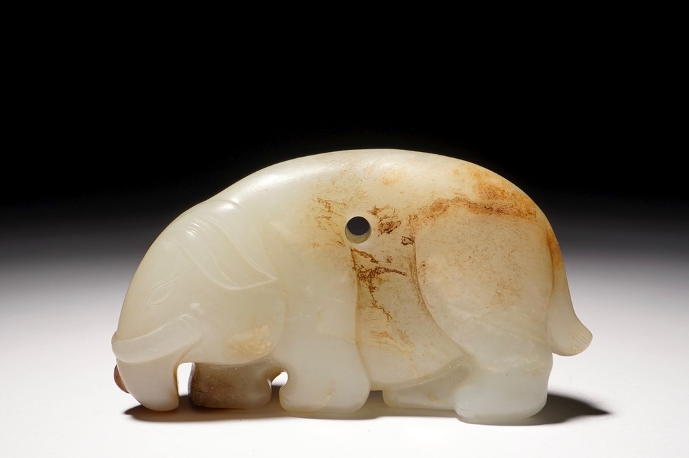 Een Chinees model van een olifant in gevlekte jade, 19e eeuw