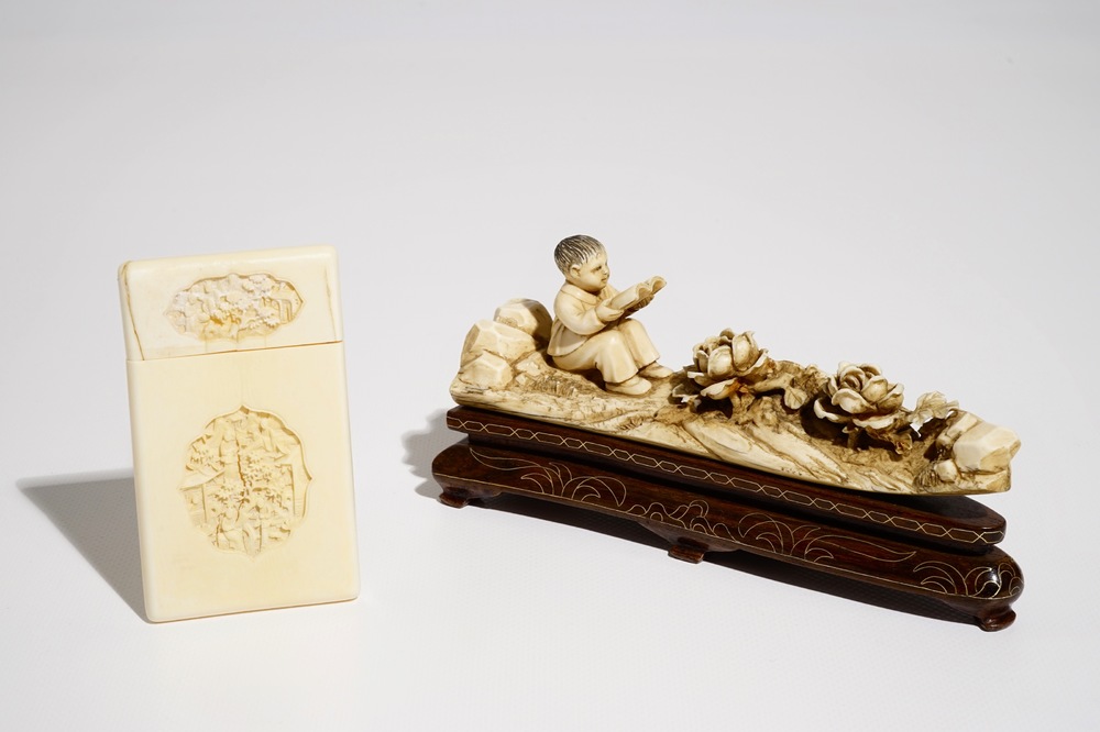 Een Chinese ivoren figuur van een lezende jongen en een etui voor kaarten, 19/20e eeuw