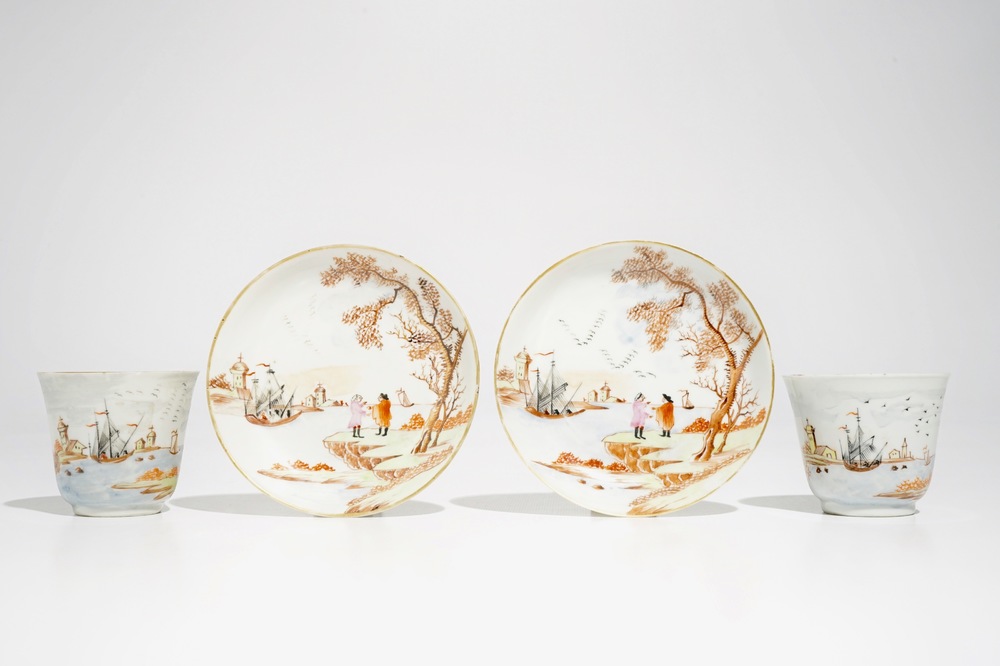 Een paar Chinese Meissen-stijl koppen en schotels met een havensc&egrave;ne, Qianlong