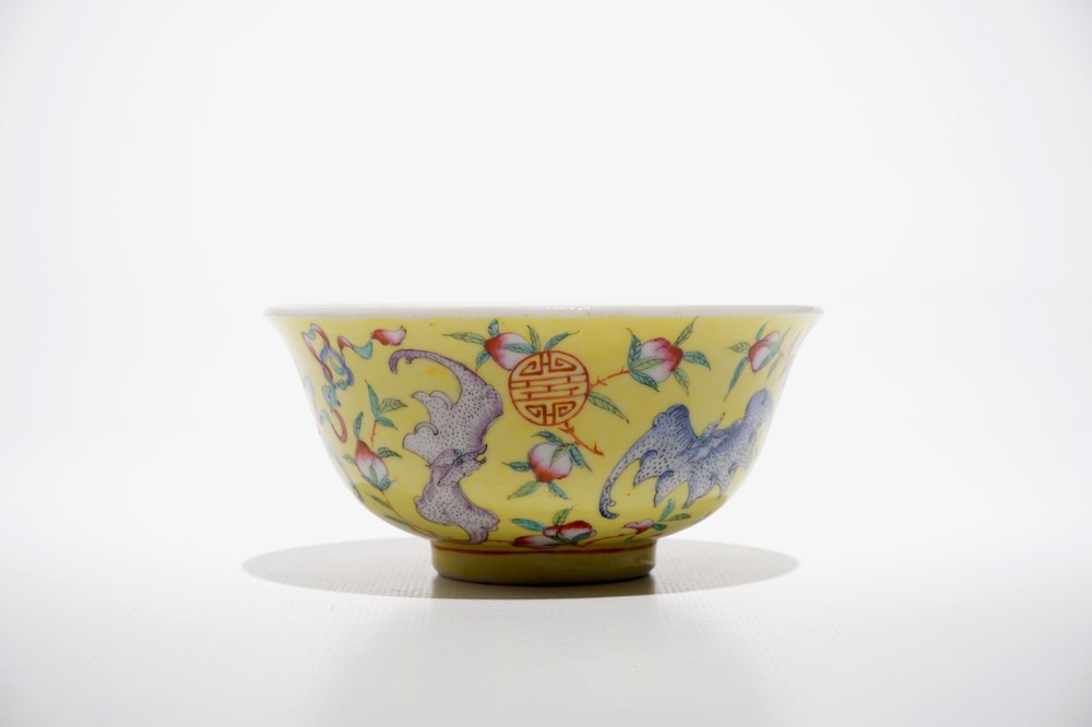 A Chinese famille rose yellow-ground bowl with bats and peaches, Guangxu mark, 19/20th C.
